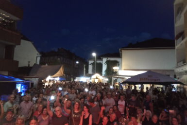 Die Menge beim Altstadtfest in Kaiserslautern Salzstraße. Offbeat Coverrock Band Coverband
